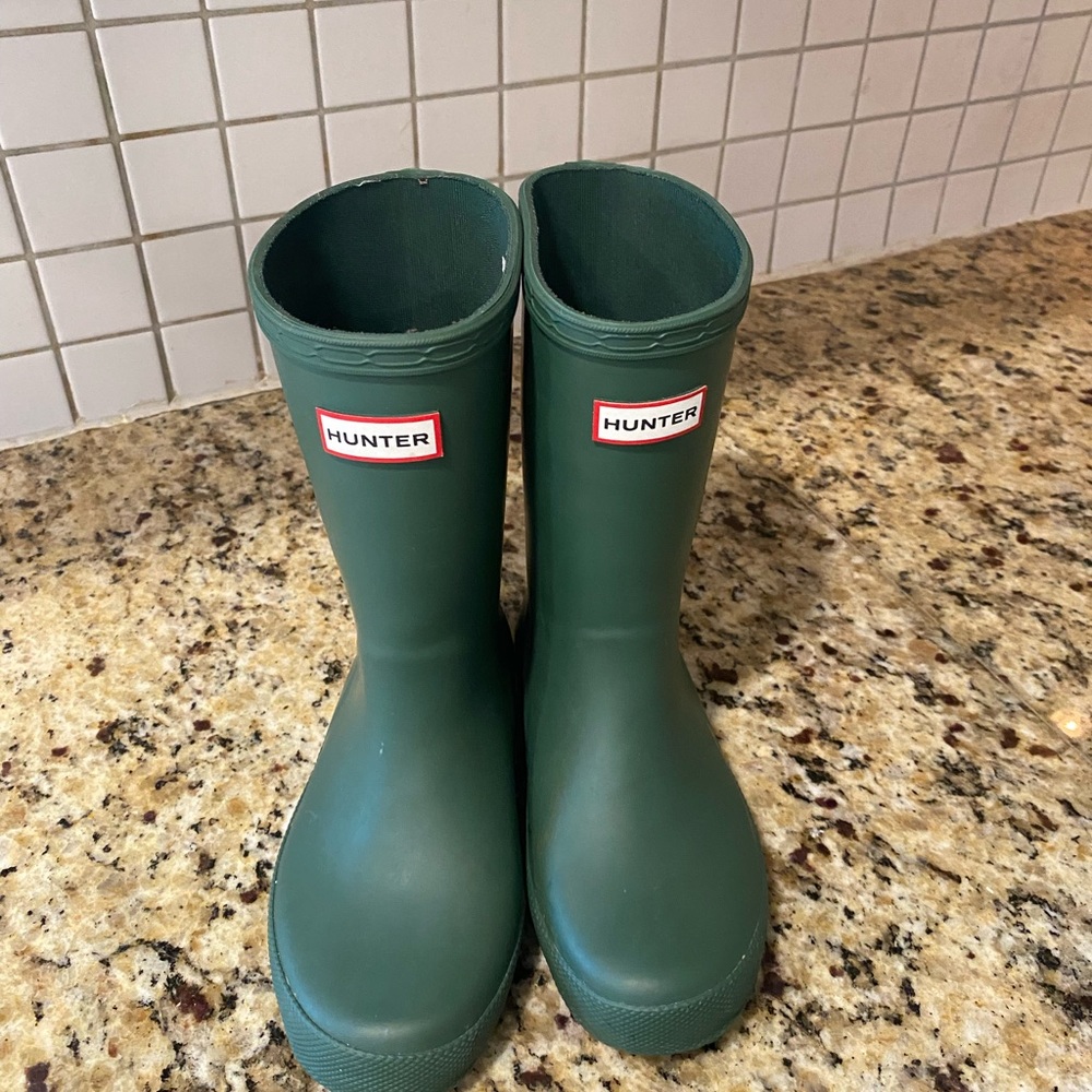 Little kids green Hunter boots. 13B/1G.
